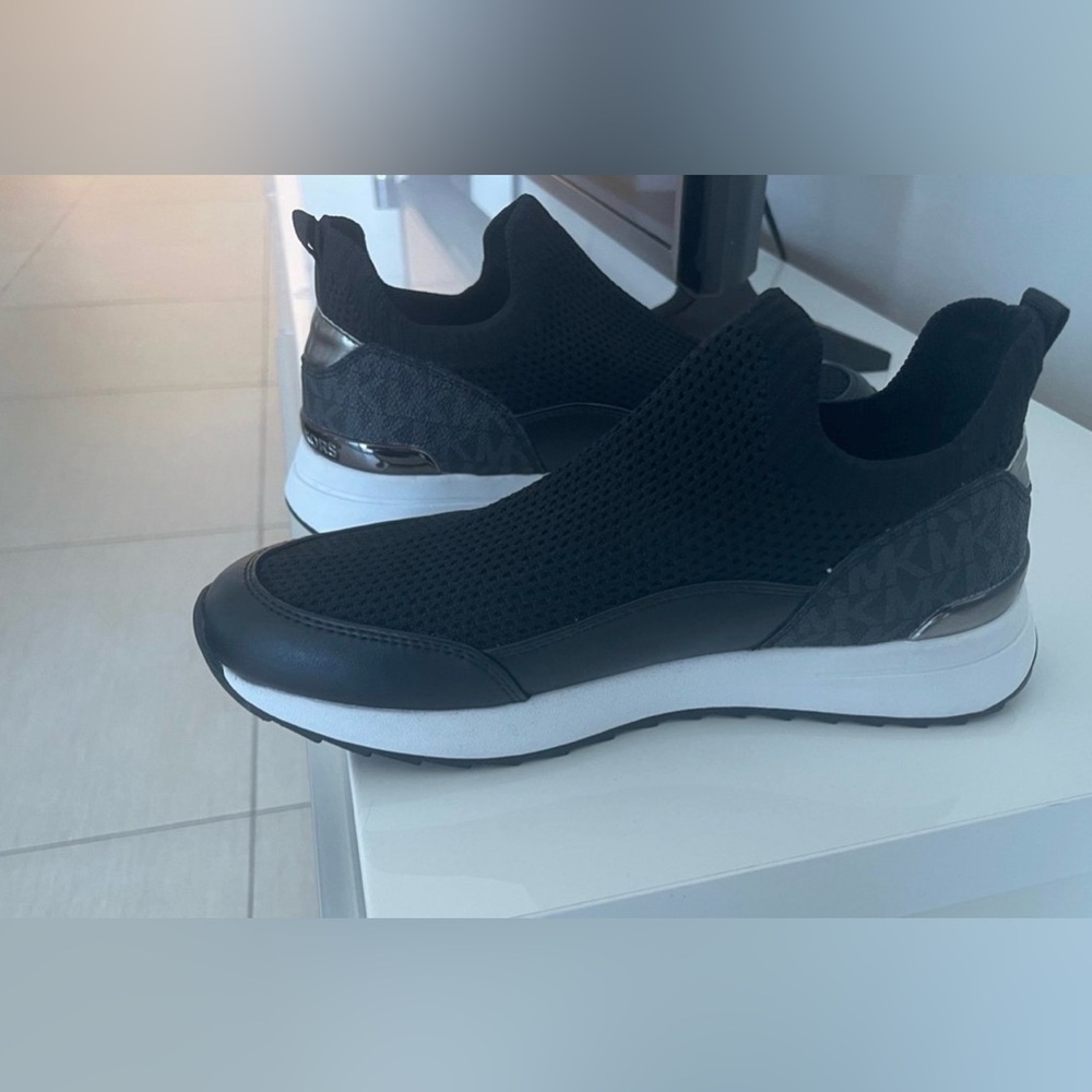 Women’s Black Slip-On Michael Kors slip in Sneakers